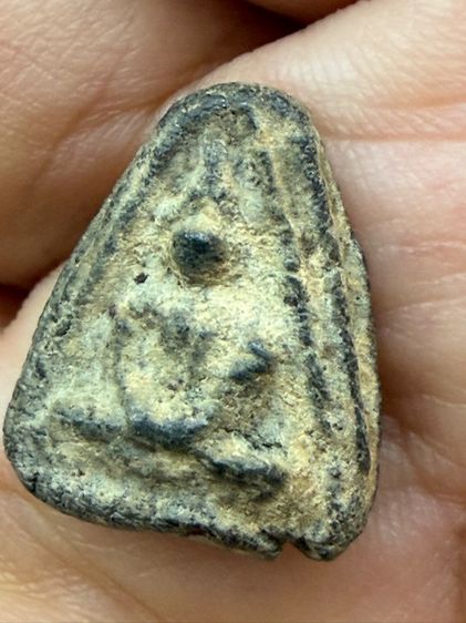  พระผงกลีบบัวนั่งสมาธิ หลวงปู่ศุข เกจิยุคเก่าๆยอดนิยม พระเหมาๆบ้านๆ พระคนแก่เก่าๆเก็บ ทิ้งใว้ก่อนจากไป 081-3330446 line tonyabu 