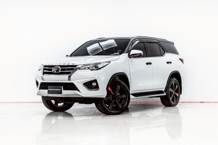รถ Toyota Fortuner 2.8 TRD Sportivo 4WD สี ขาว