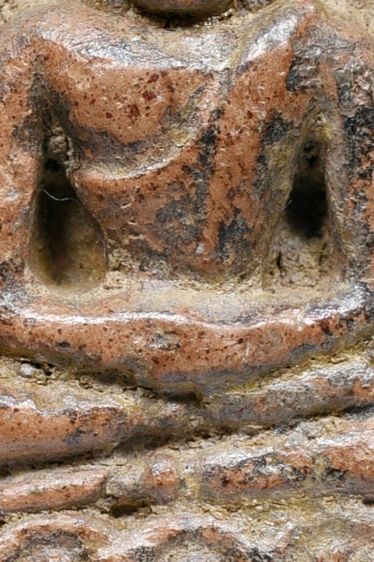 พระกำแพงซุ้มกอ พิมพ์ใหญ่ มีลายกรกข้าง เนื้อเก่าจัด มีมวลสาร รูปที่ 15