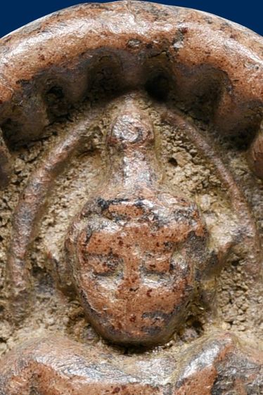 พระกำแพงซุ้มกอ พิมพ์ใหญ่ มีลายกรกข้าง เนื้อเก่าจัด มีมวลสาร รูปที่ 9