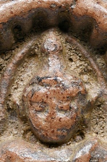 พระกำแพงซุ้มกอ พิมพ์ใหญ่ มีลายกรกข้าง เนื้อเก่าจัด มีมวลสาร รูปที่ 4