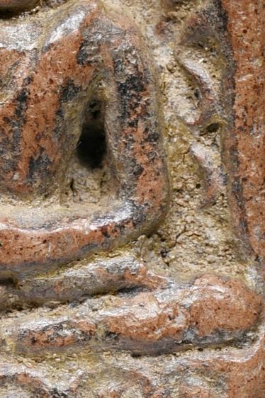 พระกำแพงซุ้มกอ พิมพ์ใหญ่ มีลายกรกข้าง เนื้อเก่าจัด มีมวลสาร รูปที่ 16