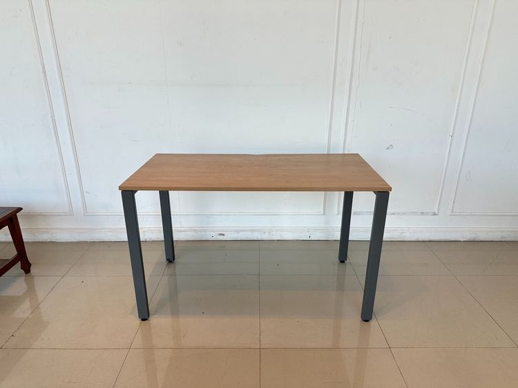 น้ำตาล โต๊ะทำงาน ท็อปไม้ MDF สีบีชลายไม้ มีช่องร้อยสาย ขาเหล็กสีเทาเข้ม