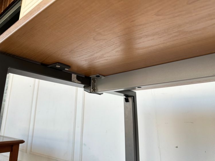 โต๊ะทำงาน ท็อปไม้ MDF สีบีชลายไม้ มีช่องร้อยสาย ขาเหล็กสีเทาเข้ม รูปที่ 9