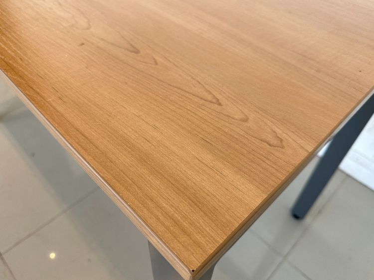 โต๊ะทำงาน ท็อปไม้ MDF สีบีชลายไม้ มีช่องร้อยสาย ขาเหล็กสีเทาเข้ม รูปที่ 12