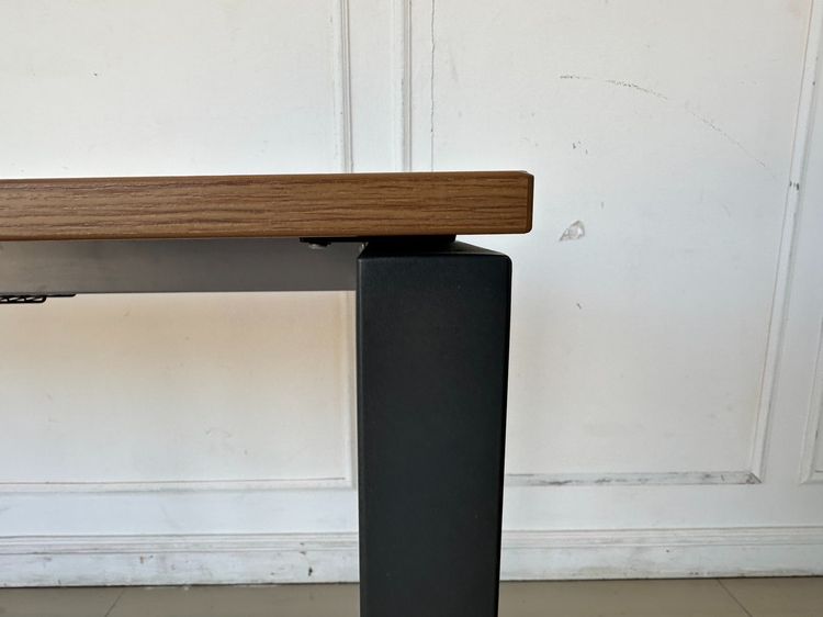 โต๊ะทำงาน ท็อปไม้ MDF สีบีชลายไม้ มีช่องร้อยสาย ขาเหล็กสีเทาเข้ม รูปที่ 6