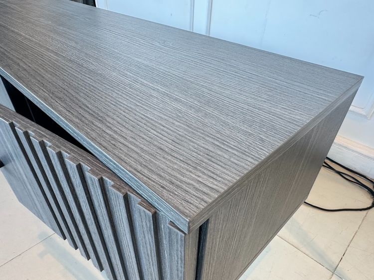 ตู้วางทีวี 3 บานเปิด โครงไม้ MDF สีเทา รูปที่ 12