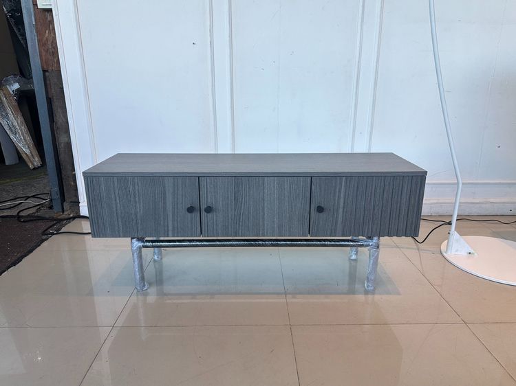 ตู้วางทีวี 3 บานเปิด โครงไม้ MDF สีเทา รูปที่ 2