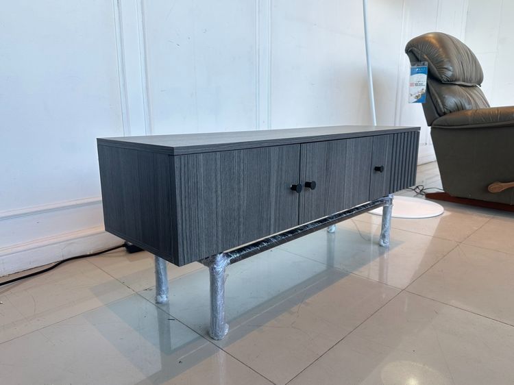 ตู้วางทีวี 3 บานเปิด โครงไม้ MDF สีเทา รูปที่ 3