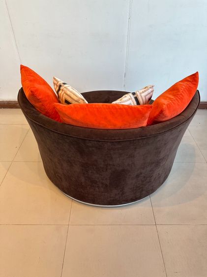 โซฟาทรงกลม ฐานหมุนได้ เบาะผ้ากำมะหยี่สีน้ำตาลเข้ม พร้อมหมอนอิง  รูปที่ 4