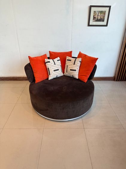 โซฟาทรงกลม ฐานหมุนได้ เบาะผ้ากำมะหยี่สีน้ำตาลเข้ม พร้อมหมอนอิง  รูปที่ 2