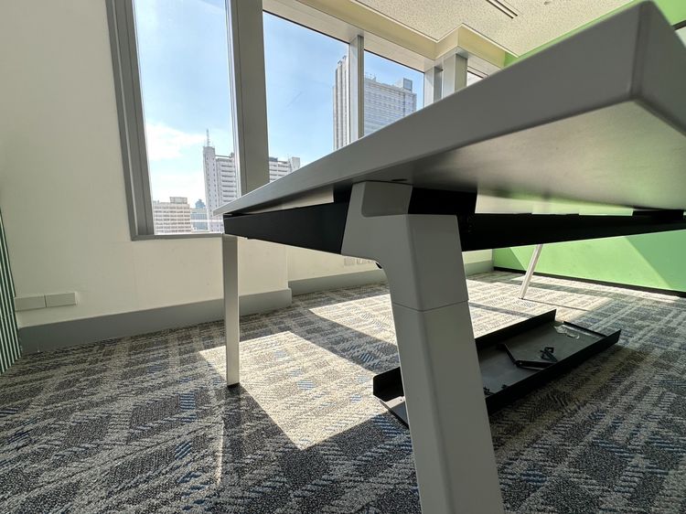 โต๊ะประชุม 6-8 ที่นั่ง ท็อปไม้ MDF คานสีดำ ขาสีขาว รูปที่ 7