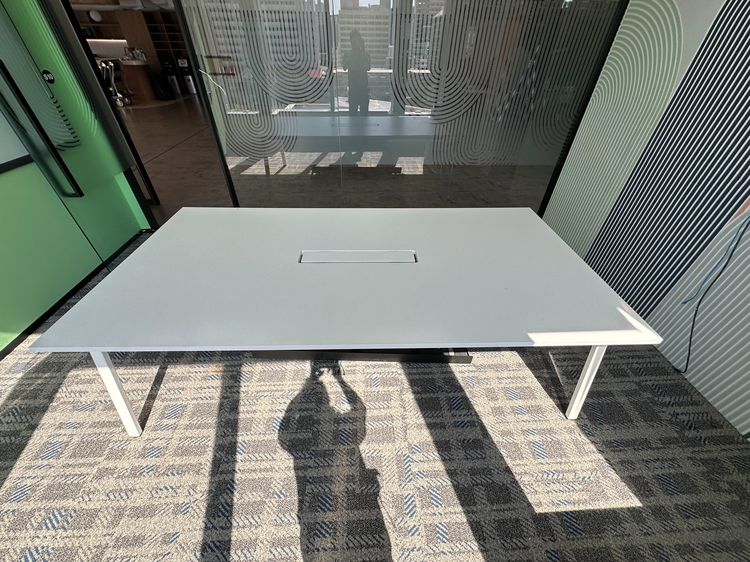 โต๊ะประชุม 6-8 ที่นั่ง ท็อปไม้ MDF คานสีดำ ขาสีขาว รูปที่ 3