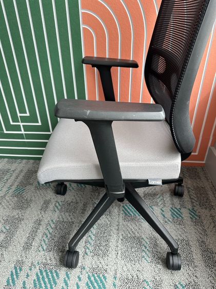 เก้าอี้สำนักงาน แบรนด์ LAMEX เบาะผ้าสีเทา ขาพลาสติก ล้อเลื่อน รูปที่ 6