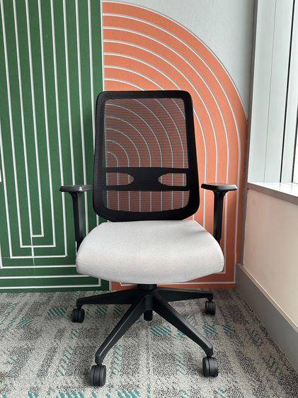 ผ้าหุ้มเบาะ เก้าอี้สำนักงาน แบรนด์ LAMEX เบาะผ้าสีเทา ขาพลาสติก ล้อเลื่อน