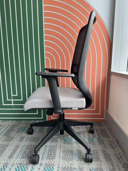 เก้าอี้สำนักงาน แบรนด์ LAMEX เบาะผ้าสีเทา ขาพลาสติก ล้อเลื่อน รูปที่ 5