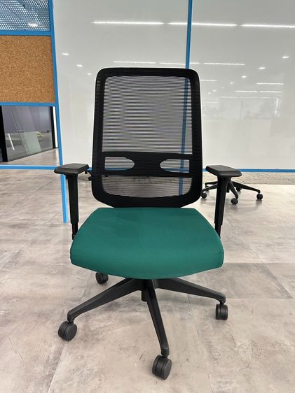 เก้าอี้สำนักงาน แบรนด์ LAMEX เบาะผ้าสีเขียว ขาพลาสติก ล้อเลื่อน รูปที่ 2