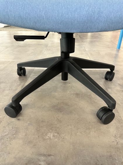 เก้าอี้สำนักงาน แบรนด์ LAMEX เบาะผ้าสีน้ำเงิน ขาพลาสติก ล้อเลื่อน รูปที่ 11