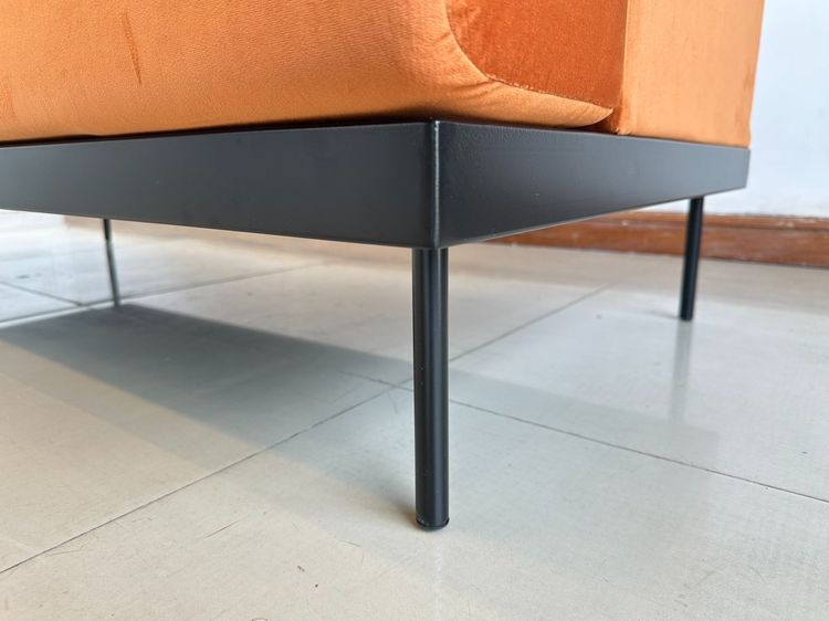 โซฟา 2 ที่นั่ง เบาะผ้ากำมะหยี่สีส้ม โครงไม้ MDF ขาเหล็กสีดำ  รูปที่ 12