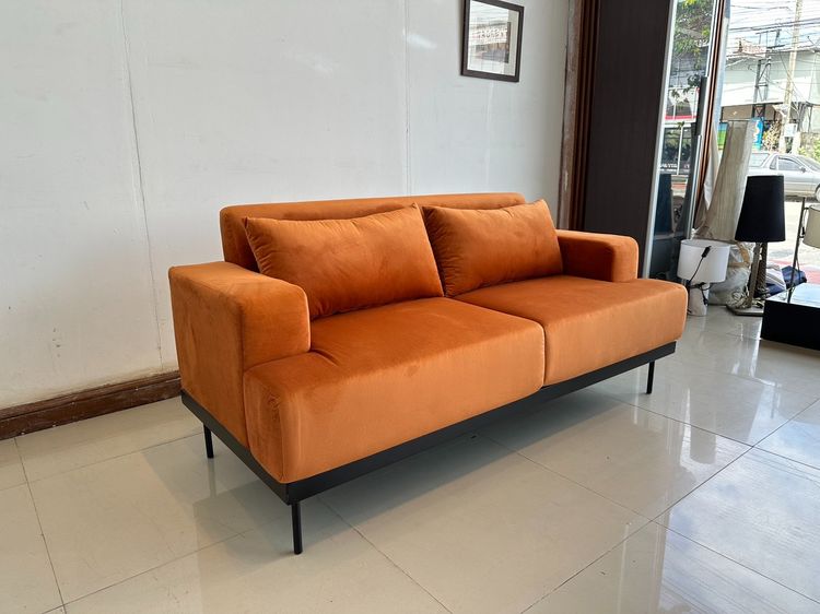 โซฟา 2 ที่นั่ง เบาะผ้ากำมะหยี่สีส้ม โครงไม้ MDF ขาเหล็กสีดำ  รูปที่ 3