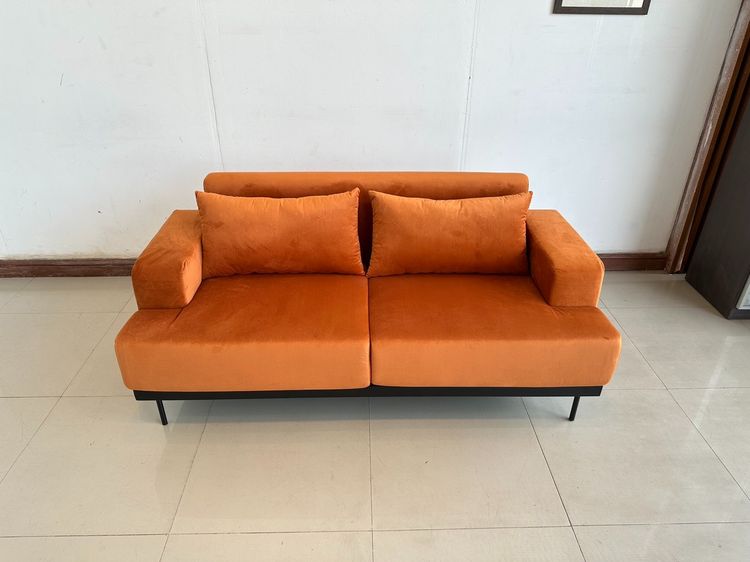 โซฟา 2 ที่นั่ง เบาะผ้ากำมะหยี่สีส้ม โครงไม้ MDF ขาเหล็กสีดำ  รูปที่ 2