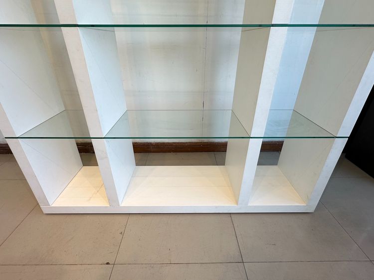 ชั้นโชว์ ชั้นกระจกเทมเปอร์ หนา 8 มิลลิเมตร โครงไม้ MDF สีขาว  รูปที่ 9