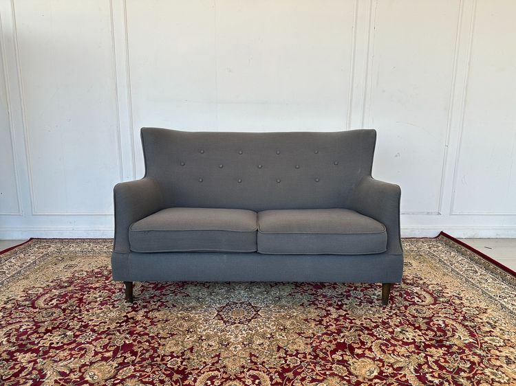 โซฟา 2 ที่นั่ง สไตล์วินเทจ เบาะผ้าสีเทา พิงหลังดึงดุม โครงขาไม้จริง