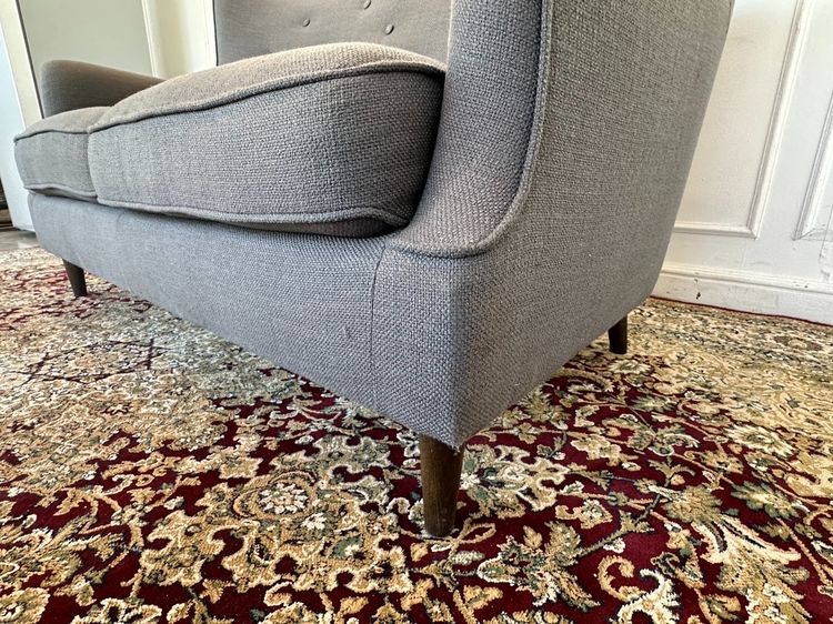 โซฟา 2 ที่นั่ง สไตล์วินเทจ เบาะผ้าสีเทา พิงหลังดึงดุม โครงขาไม้จริง รูปที่ 9