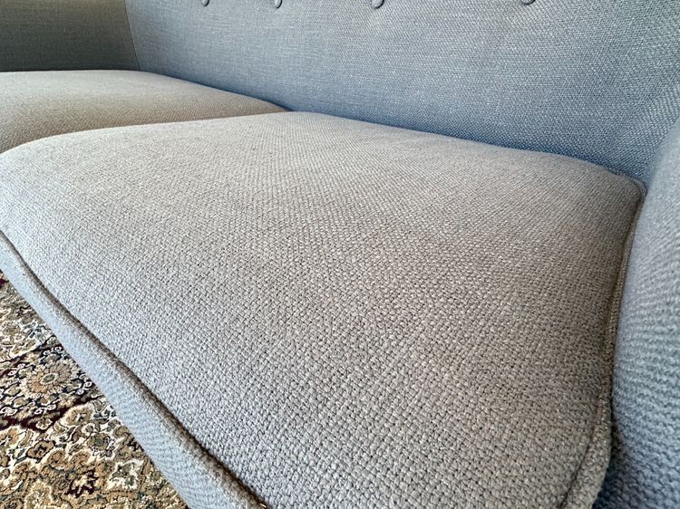 โซฟา 2 ที่นั่ง สไตล์วินเทจ เบาะผ้าสีเทา พิงหลังดึงดุม โครงขาไม้จริง รูปที่ 8