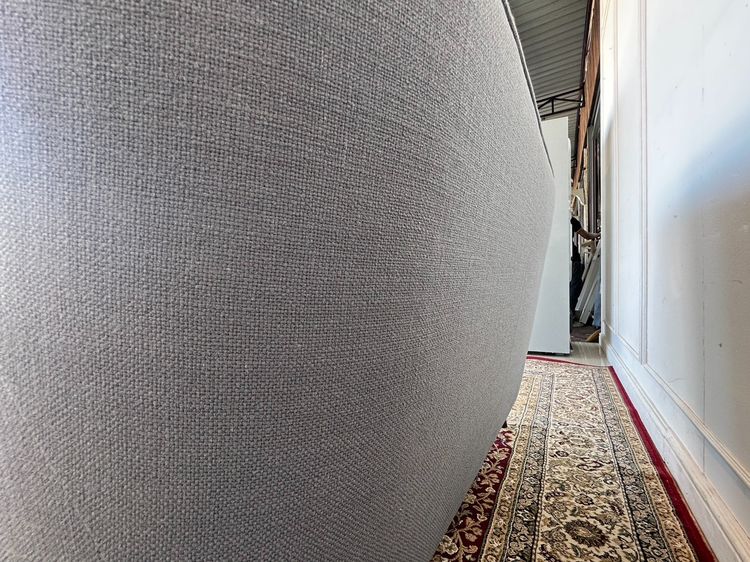 โซฟา 2 ที่นั่ง สไตล์วินเทจ เบาะผ้าสีเทา พิงหลังดึงดุม โครงขาไม้จริง รูปที่ 5