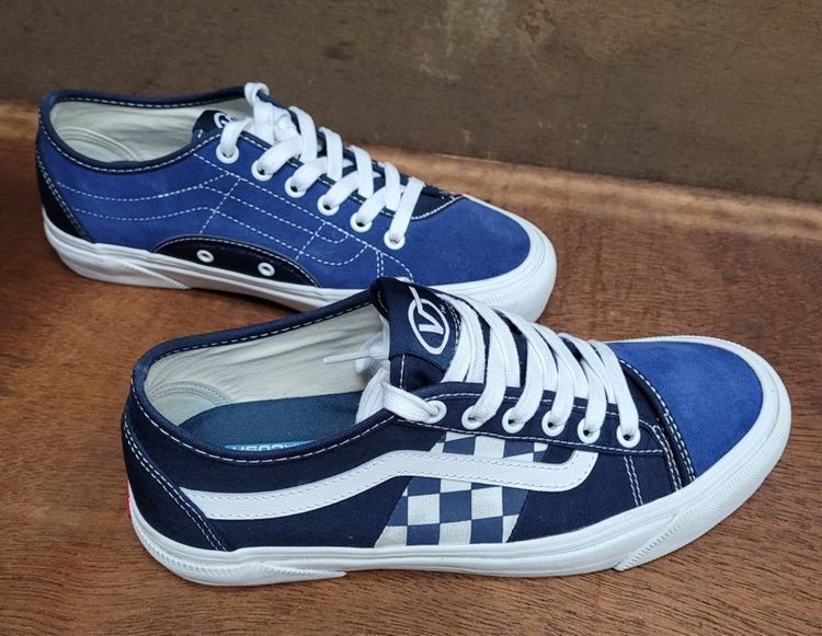 ไม่ระบุ นำเงินเข้ม อื่นๆ รองเท้าสเก็ตบอร์ด ขายรองเท้าVANS สีน้ำเงิน ของแท้ ใส่น้อยมากๆ สภาพสวยๆ พื้นนุ่มใส่สบาย ทนทาน ขนาด7.5us.(40eu) 