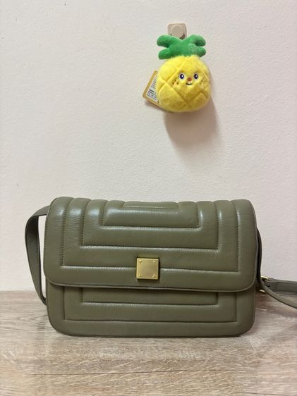 กระเป๋าหนังแท้แบรนด์ BOOGO สีเขียว Olive สภาพดี ดีไซน์บุนวมสุดชิค ทรงสวย รูปที่ 4