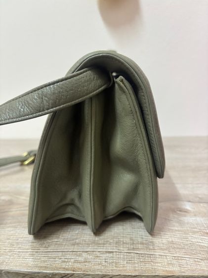 กระเป๋าหนังแท้แบรนด์ BOOGO สีเขียว Olive สภาพดี ดีไซน์บุนวมสุดชิค ทรงสวย รูปที่ 8