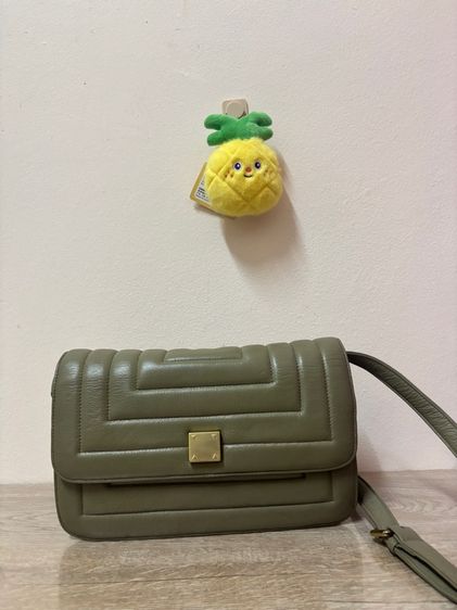 กระเป๋าหนังแท้แบรนด์ BOOGO สีเขียว Olive สภาพดี ดีไซน์บุนวมสุดชิค ทรงสวย รูปที่ 3