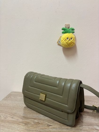 กระเป๋าหนังแท้แบรนด์ BOOGO สีเขียว Olive สภาพดี ดีไซน์บุนวมสุดชิค ทรงสวย รูปที่ 9