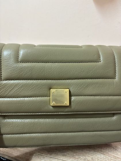 กระเป๋าหนังแท้แบรนด์ BOOGO สีเขียว Olive สภาพดี ดีไซน์บุนวมสุดชิค ทรงสวย รูปที่ 7