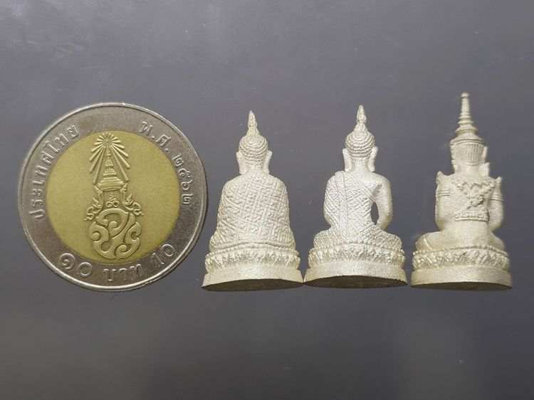 พระแก้วมรกต ชุด 3 ฤดู สธ. เนื้อเงิน มูลนิธิสิรินธรราชวิทยาลัย สร้าง วัดบวรนิเวศวิหาร ปี2538 พร้อมกล่องเดิม รูปที่ 9