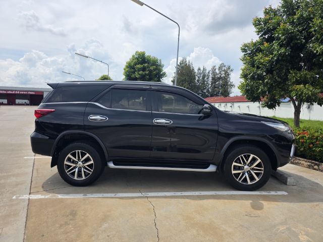 รถ Toyota Fortuner 2.4 G สี ดำ