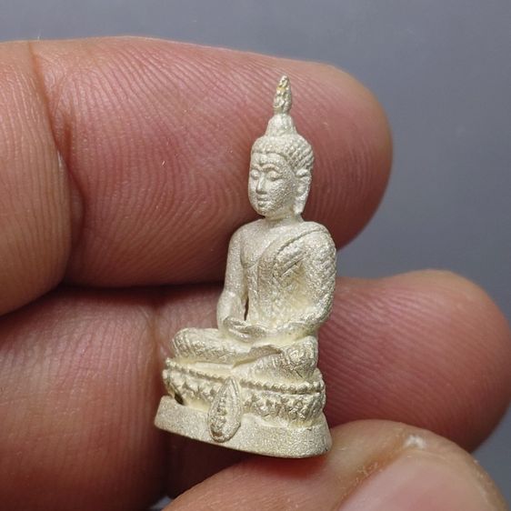 พระแก้วมรกต สธ. เครื่องทรงฤดูฝน ลอยองค์ เนื้อเงินพ่นทราย สมเด็จพระเทพฯจัดสร้าง วัดบวรนิเวศวิหาร ปี 2538 พร้อมกล่องเดิม รับประกันแท้ รูปที่ 6