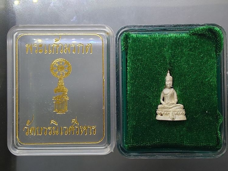 พระแก้วมรกต สธ. เครื่องทรงฤดูฝน ลอยองค์ เนื้อเงินพ่นทราย สมเด็จพระเทพฯจัดสร้าง วัดบวรนิเวศวิหาร ปี 2538 พร้อมกล่องเดิม รับประกันแท้ รูปที่ 2