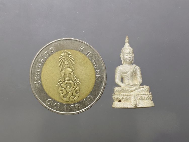 พระแก้วมรกต สธ. เครื่องทรงฤดูฝน ลอยองค์ เนื้อเงินพ่นทราย สมเด็จพระเทพฯจัดสร้าง วัดบวรนิเวศวิหาร ปี 2538 พร้อมกล่องเดิม รับประกันแท้ รูปที่ 8