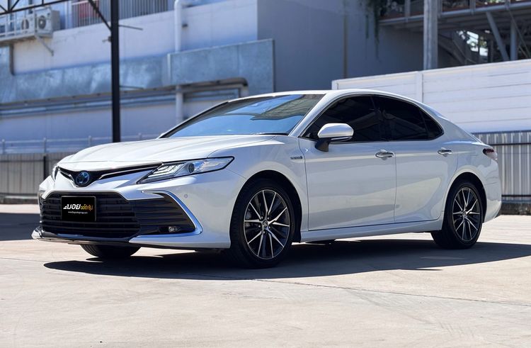 รถ Toyota Camry 2.5 HEV Premium สี ขาว