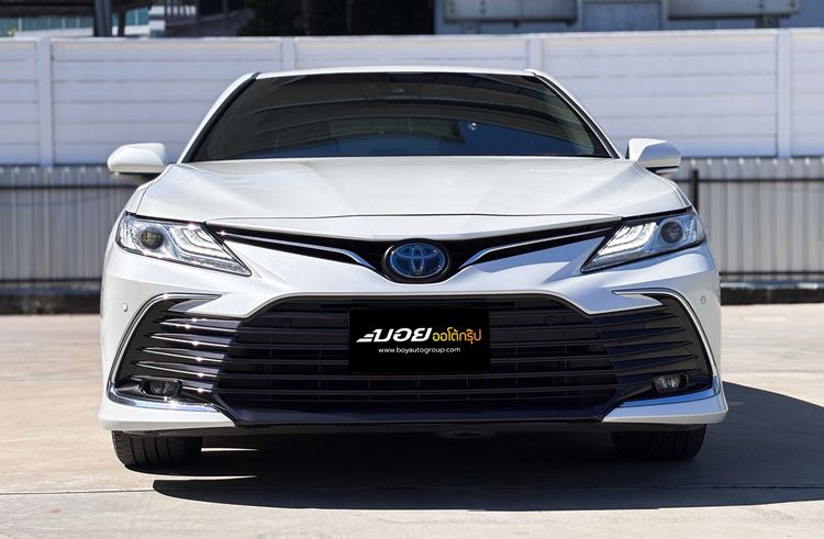 Toyota Camry 2022 2.5 HEV Premium Sedan ไฮบริด ไม่ติดแก๊ส เกียร์อัตโนมัติ ขาว รูปที่ 2