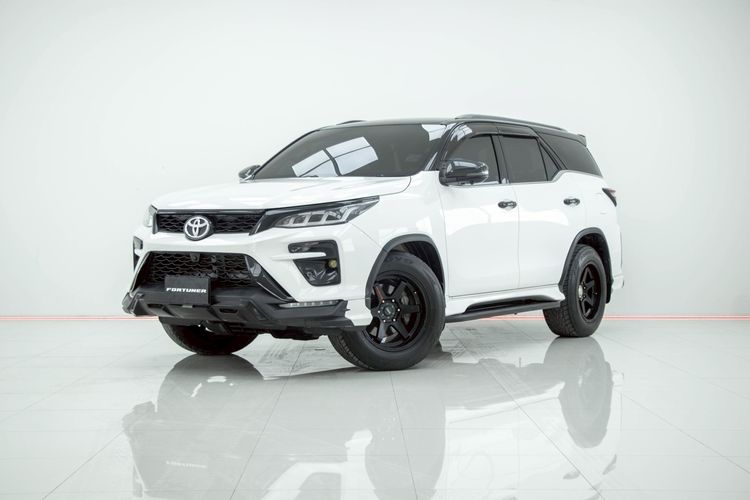 รถ Toyota Fortuner 2.4 Legender สี ขาว