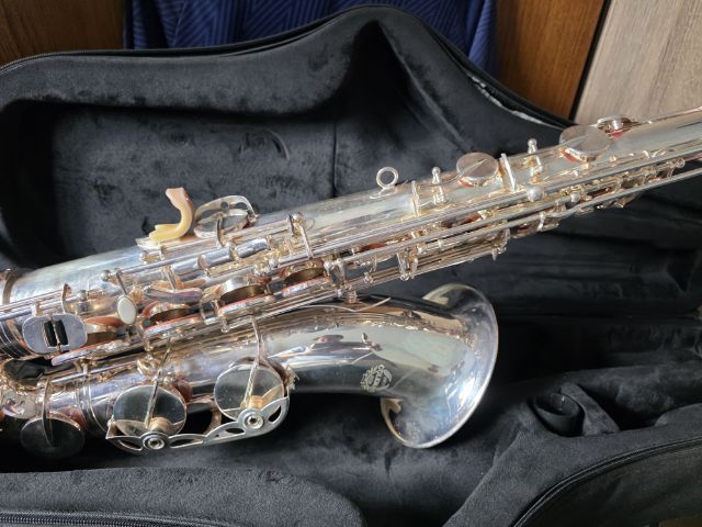 Tenor saxophone COLMAN silver plate color. สภาพเยี่ยม ไม่มีลอก นวมยังใช้ได้อีกยาวๆ mouth MIDWAY 4C
