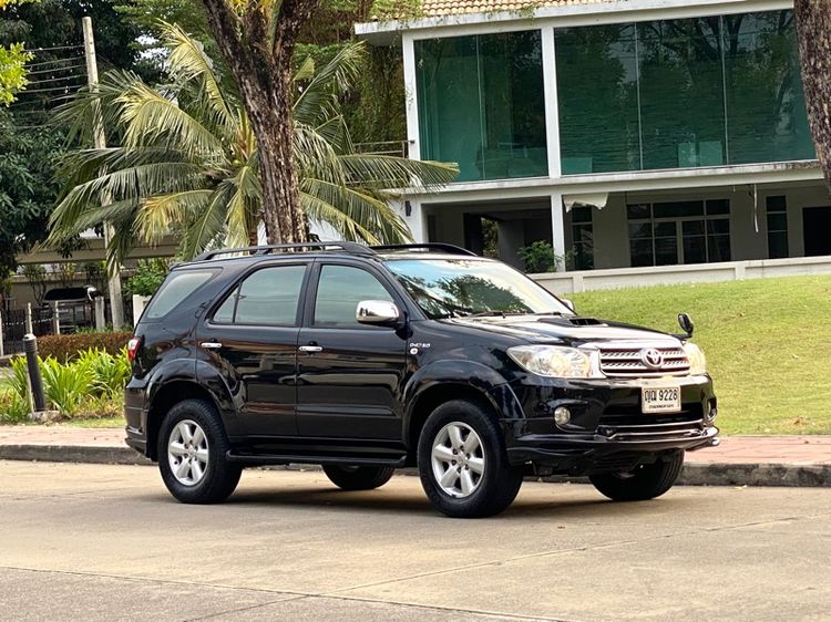 รถ Toyota Fortuner 3.0 V สี ดำ