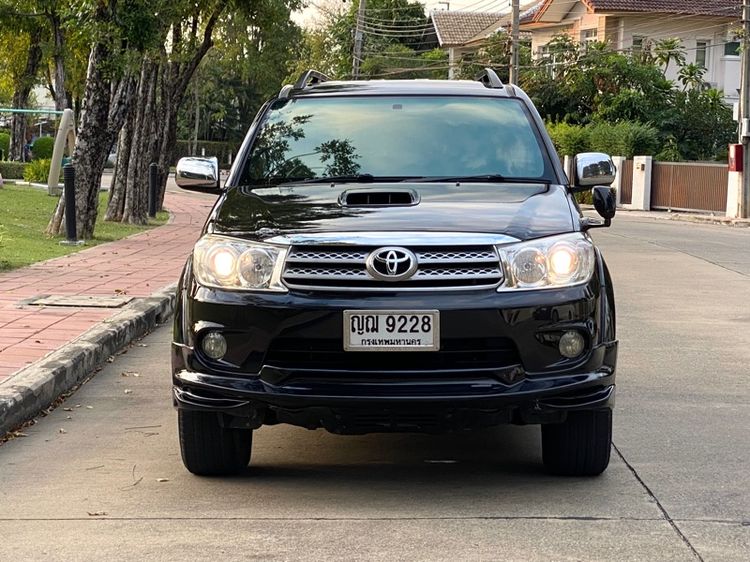 Toyota Fortuner 2011 3.0 V Utility-car ดีเซล ไม่ติดแก๊ส เกียร์อัตโนมัติ ดำ รูปที่ 2