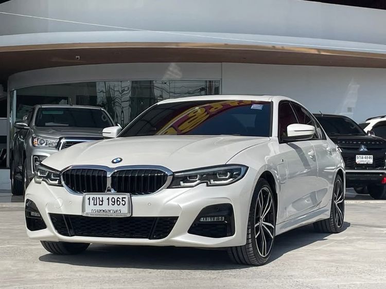 BMW Series 3 2020 330e Sedan ปลั๊กอินไฮบริด (PHEV) ไม่ติดแก๊ส เกียร์อัตโนมัติ ขาว รูปที่ 2