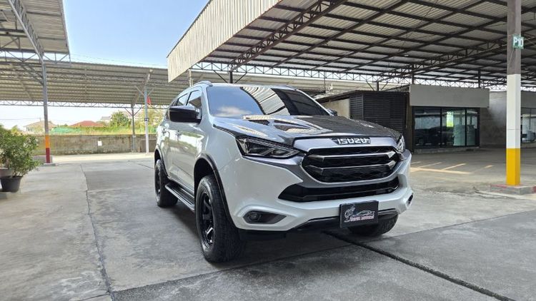 รถ Isuzu MU-X 3.0 สี ขาว