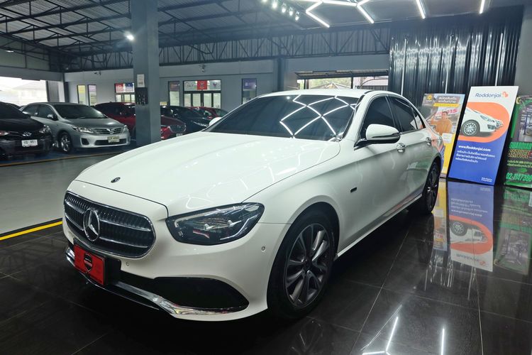 Mercedes-Benz E-Class 2021 E300e Sedan เบนซิน เกียร์อัตโนมัติ ขาว รูปที่ 3